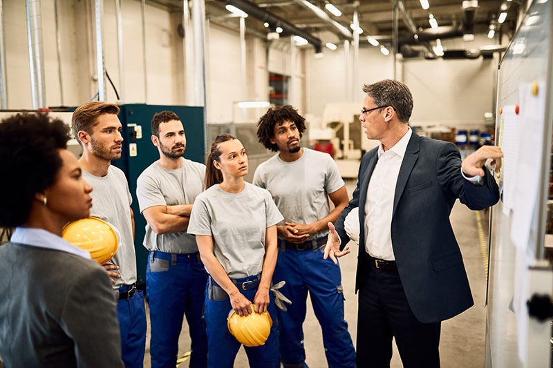 Homem treinando pessoas na empresa
